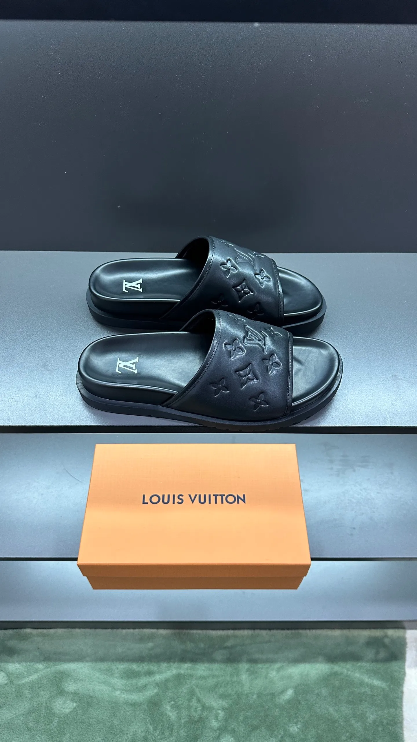 [L Home] P: 300💰Size: 38-45 Top purchasing lv men's summer slippers, classic presbyopia with soft real leather lining, unique color splicing effect, distinctive personality, fashionable and trendy essential style, light and comfortable. Lightweight and tough rubber insole, micro ridged foam outsole, super comfortable!